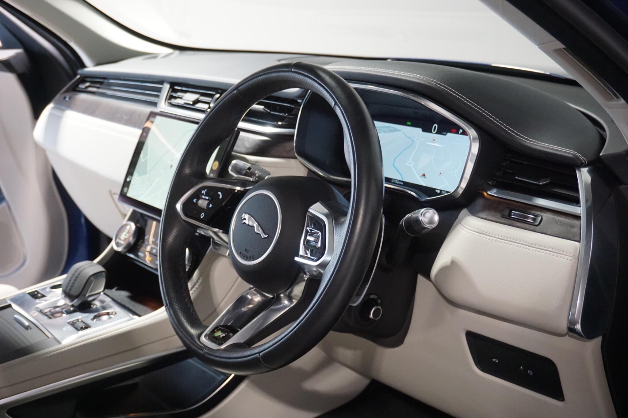 Jaguar F-PACE 3.0 D300 MHEV R-Dynamic SE SUV 5dr Diesel Auto AWD Euro 6 (s/s) (300 ps)
